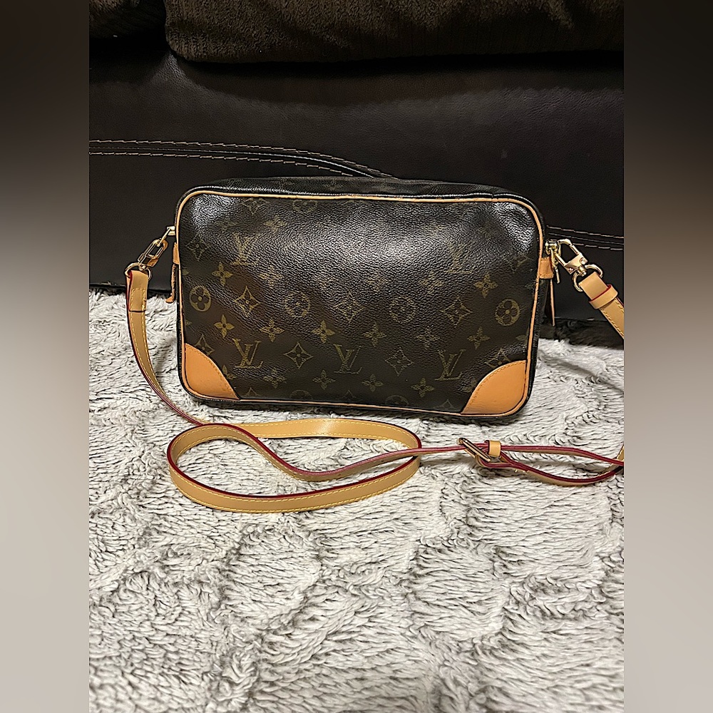 Louis Vuitton monogram crossbody bag authentic size medium